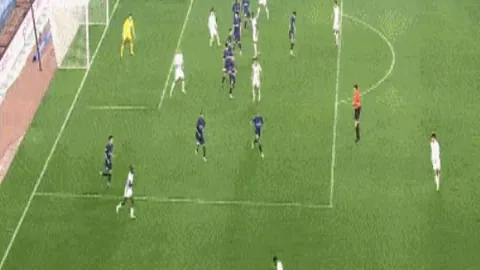 “埃弗顿主场遇“困兽”，利兹联客场“疲鸟”争锋，究竟谁才是真正的“软脚蟹”？”